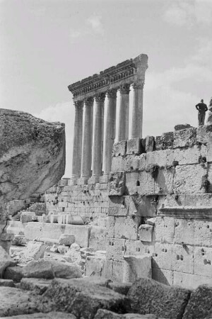 Reisefotos Libanon. Baalbek. Tempelanlage (101/300). Blick zur Ruine des Jupitertempels