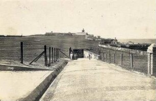 San Juan, Puerto Rico. Blick über in Tunnel mündende Straße auf die Festung San Felipe del Morro (16. Jh.)