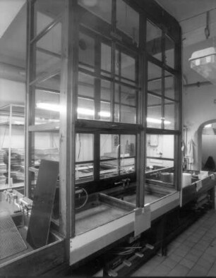 Sächsische Landesbibliothek - Staats- und Universitätsbibliothek Dresden. Zentralbibliothek (ehem. Landesbibliothek). Erdgeschoss. Abteilung Bestandserhaltung, Restaurierung, Naßstrecke : Dresden-Neustadt, Marienallee 12. Sächsische Landesbibliothek - Staats- und Universitätsbibliothek Dresden. Zentralbibliothek (ehem. Landesbibliothek). Erdgeschoss. Abteilung Bestandserhaltung, Restaurierung, Naßstrecke