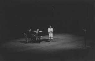Moissejew-Ensemble im Admiralspalast : Auftritt einer Sängerin mit Klavierbegleitung