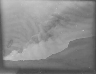Krater : Rauch steigt aus den Kratern des Stromboli auf