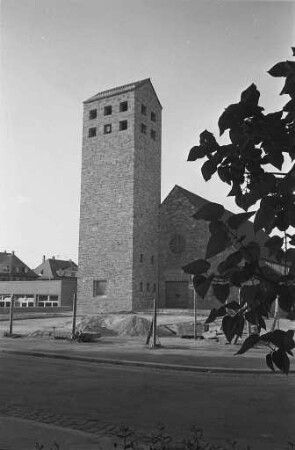 Baufertigstellung des Kirchturms der Friedenskirche im Weiherfeld.