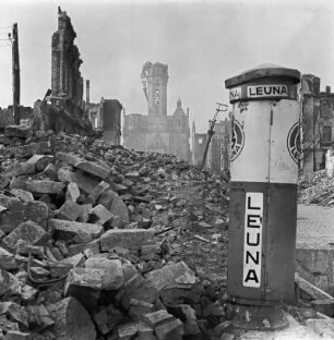 Dresden. Blick über einen Trümmerschuttberg gegen die Ruine der Lukaskirche