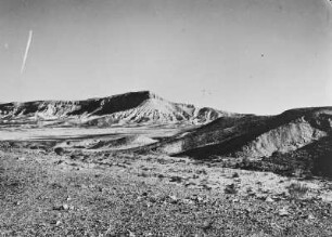 Berge in der Wüste : Blick auf eine Bergkette in einer Wüstenlandschaft