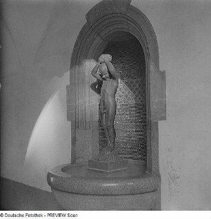 Wandbrunnen mit Knabenakt : Wandbrunnen mit Knabenakt. Bronze, Stein (1912; J. Hartmann). Leipzig: Altes Rathaus, Marktarkaden