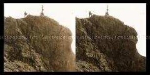 Personengruppe am Gipfelkreuz der Zugspitze