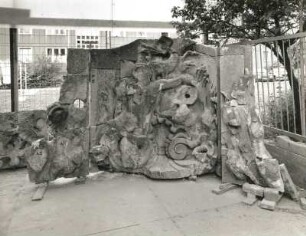 Brunnen-Fragment mit Nixe vom Seitenhof (1756/1763; G. Knöffler). Sandstein. Dresden-Altstadt, Taschenbergpalais (Zustand vor der Restaurierung)
