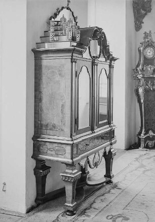 Kabinettschrank : Kabinettschrank. Nußbaum, furniert, mit geschliffenem Spiegelglas (Dresden, 1725; J. G. H. Grahl). Moritzburg, Schloss