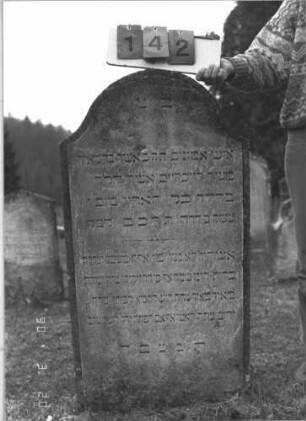 Grabstein 142 (Index: 100008987) Maße HxBxT: 114x59x12 cm: Grabstein 142