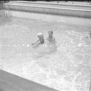 Zwei Damen im Schwimmbad des Hochseepassagierdampfers "Columbus"