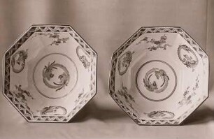 Achteckige Schüssel rechts: japanisches Porzellan um 1700, links: Nachahmung in Meißner Porzellan 1720/1730