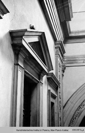 Reliquienbühne der Eingangswand in San Lorenzo