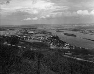 Rüdesheim am Rhein. Ortsansicht mit Blick über den Rhein