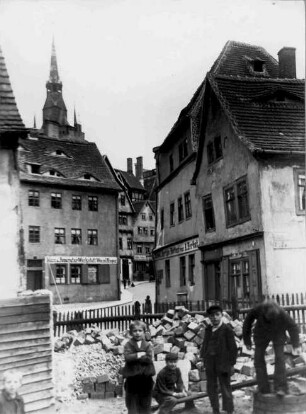 Trödel - Blick gen Norden. linke Bildseite: Trödel 15 (Maß- und Reparatur-Werkstatt Rieger (Camnitius)). rechte Bildseite: Möbel- und Betten-Herbst