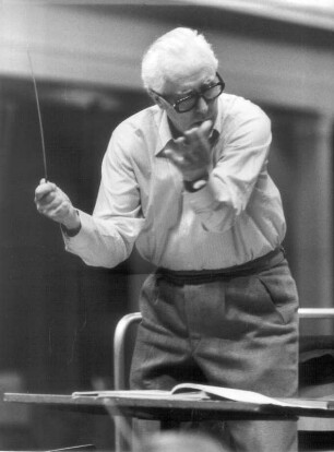 Der Komponist Werner Egk (1901-1983) bei der Uraufführung eines seiner Werke