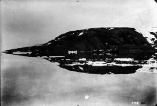 Eisbrecher Malygin : Russland, Franz-Joseph-Land, Eisbrecher Malygin in der Stillen Bucht der Hooker-Insel im Jahr 1931.