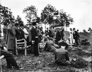 Vortrag von William Morris Davis : Mehrere Männer hören einem Vortrag des Naturwissenschaftlers William Morris Davis zu.
