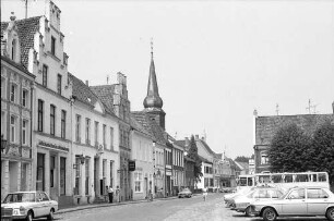 Kalkar: Straße am Marktplatz mit kleiner Kirche [evangelischer Kirche]