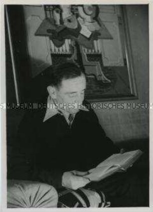 Der Maler Rudolf Ausleger liest ein Buch