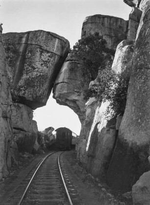 Eisenbahntunnel : Eisenbahntunnel durch einen Kopje (Inselberg)