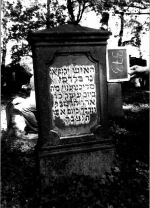 Grabstein 373 (Index: 100111875) Material: Sandstein Zustand: verwittert Maße HxBxT: 125x57x25 cm Beschreibung: Stele, profilierter Sockel, obeliskenartiger Abschluß, Schriftfeld eingetieft mit rund eingezogenen Ecken: Grabstein 373