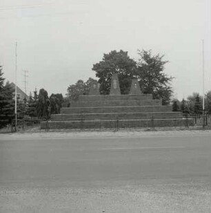 Ehrenmahl für 14 Gefallenen der Sowjetarmee : Ehrenmahl für 14 Gefallenen der Sowjetarmee (nach 1945). Peitz, Gubener Vorstadt