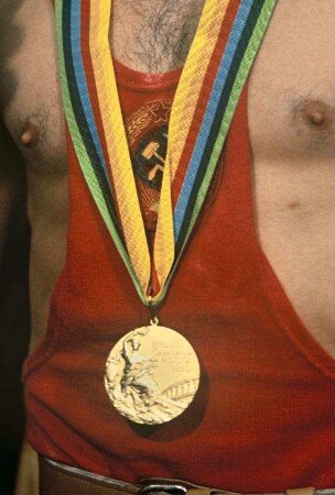 Moskau. Olympische Sommerspiele 1980. Mit der Goldmedaille dekorierter UdSSR Sportler // UdSSR athlete winning gold medal