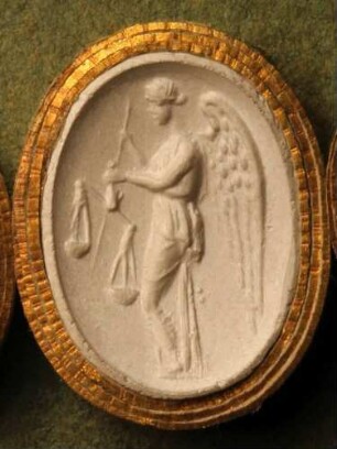 Stehende geflügelte Nemesis mit Elle und Waage (Daktyliothek, Erstes Mythologisches Tausend)