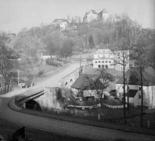 Hier führt die Straße über die Eisenbahn nach Wolkenstein