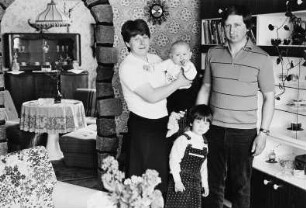 Familie P. (Kellnerin, Fernmeldemonteur) in ihrer Wohnung