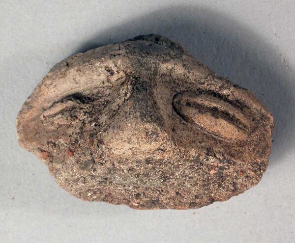 Visage d'une figurine en argile (fragment)