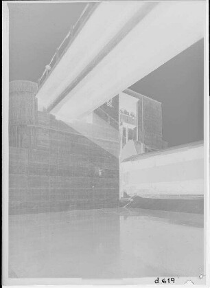 Staustufe Schweinfurt. Bootsschleusenpfeiler mit Wehrbrücke.