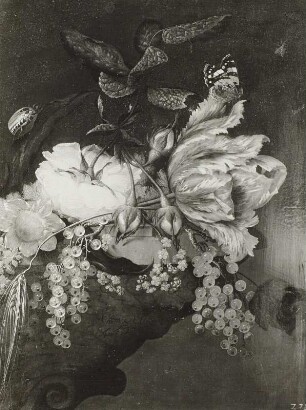 Blumen und Früchte auf einer steinernen Brüstung
