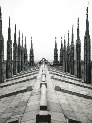 Mailand. Dom (1386 begonnen). Dach des Mittelschiffes mit Fialen