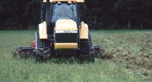 Fotografie: Raupentraktor, Scheibenegge, Bodenbearbeitung, Gummiraupenlaufwerk