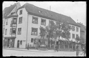 Gebäude Brückengasse 2 mit Brunnen und eingezäunten Vorgarten