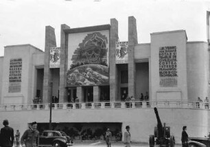Bukarest: Außenansicht der Ausstellung
