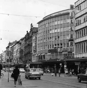 Autoverkehr in der Kaiserstraße.