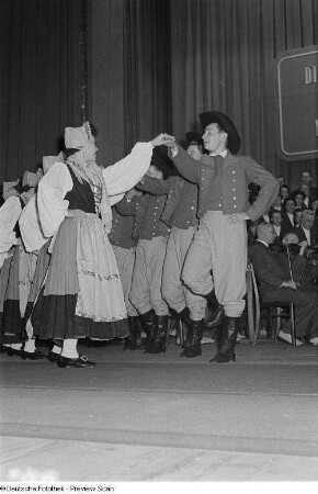 Auftritt einer Volkstanzgruppe