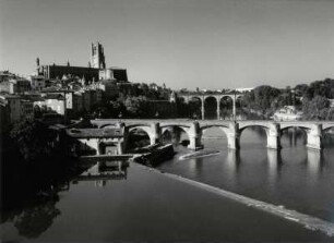 Großartiger Blick auf Albi, die Kathedrale über dem Pont Vieux überragt die Altstadt