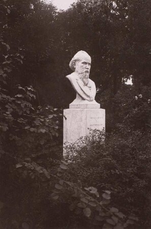 Detmold, Johannes-Brahms-Denkmal : Detmold. Johannes-Brahms-Denkmal (Muschelkalk, um 1925)