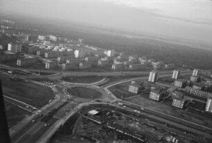 Luftaufnahme, Blick von Süd-Osten auf den Autobahnzubringer Siemensdamm (Stadtring) mit Wohnsiedlung Charlottenburg-Nord und Paul-Hertz-Siedlung. Berlin-Charlottenburg-Nord, Jakob-Kaiser-Platz