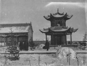 Pagode : Eine Pagode innerhalb eines Gebäudekomplexes, vermutlich Teil eines Klosters im Tian Shan Hochgebirge