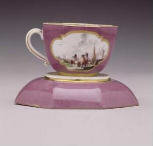 Achteckige Henkeltasse und Unterschale mit Purpurfond und Hafenszenen