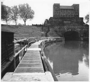Schachtschleuse Henrichenburg, unterer Vorhafen, neues Leitwerk