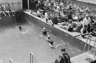 Bordleben auf dem Passagierschiff "Milwaukee". Schwimmbecken mit Badenden