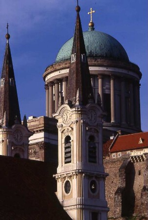 Esztergom - Kirchtürme : Kirchtürme und Kathedralenkuppel. Aufgenommen in Esztergom, ca, 2001