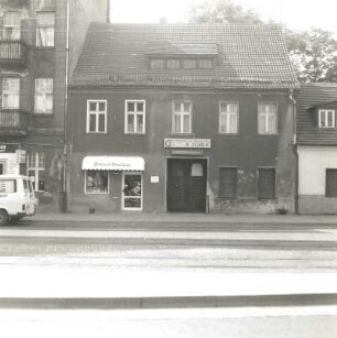 Cottbus, Straße der Jugend 139. Wohnhaus mit Laden. Straßenfront