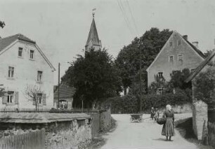 Straßenansicht mit Turm der Dorfkirche