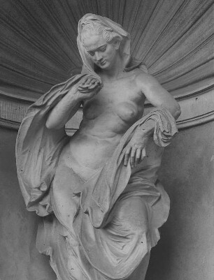 Nymphe : Nymphe. Sandstein; H. 250 cm (1928; G.Wrba und Werkstatt). Dresden: Zwinger, Nymphenbad